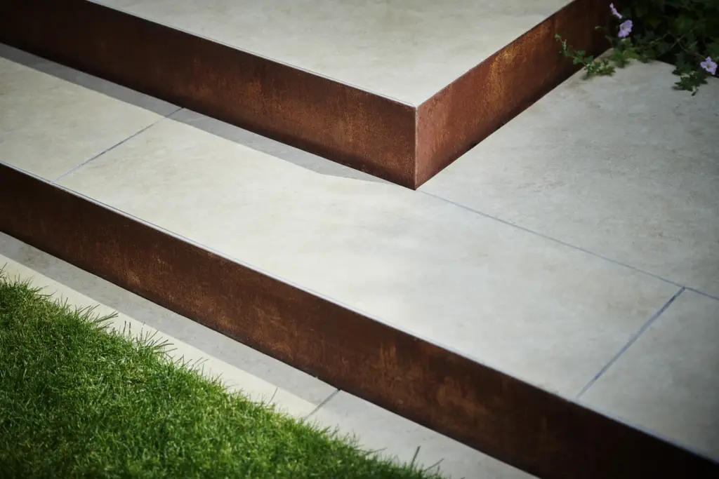Precise level changes in a Refined garden build